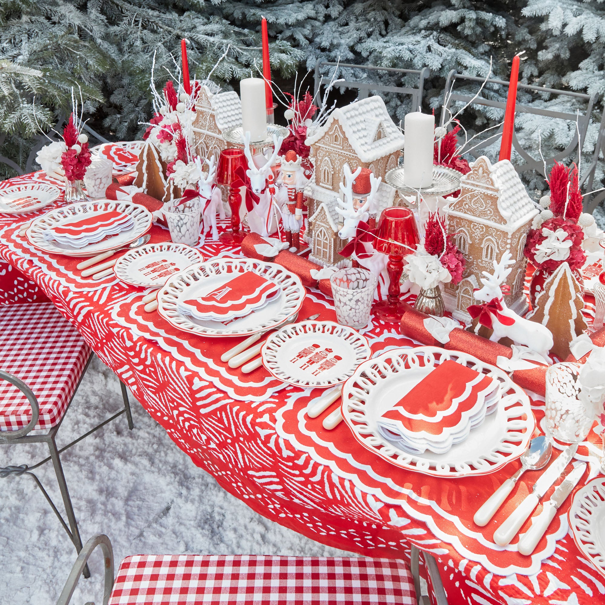 Create a passionate atmosphere with our Set of 8 Red Candles - the ideal choice for adding a touch of romance to your surroundings.