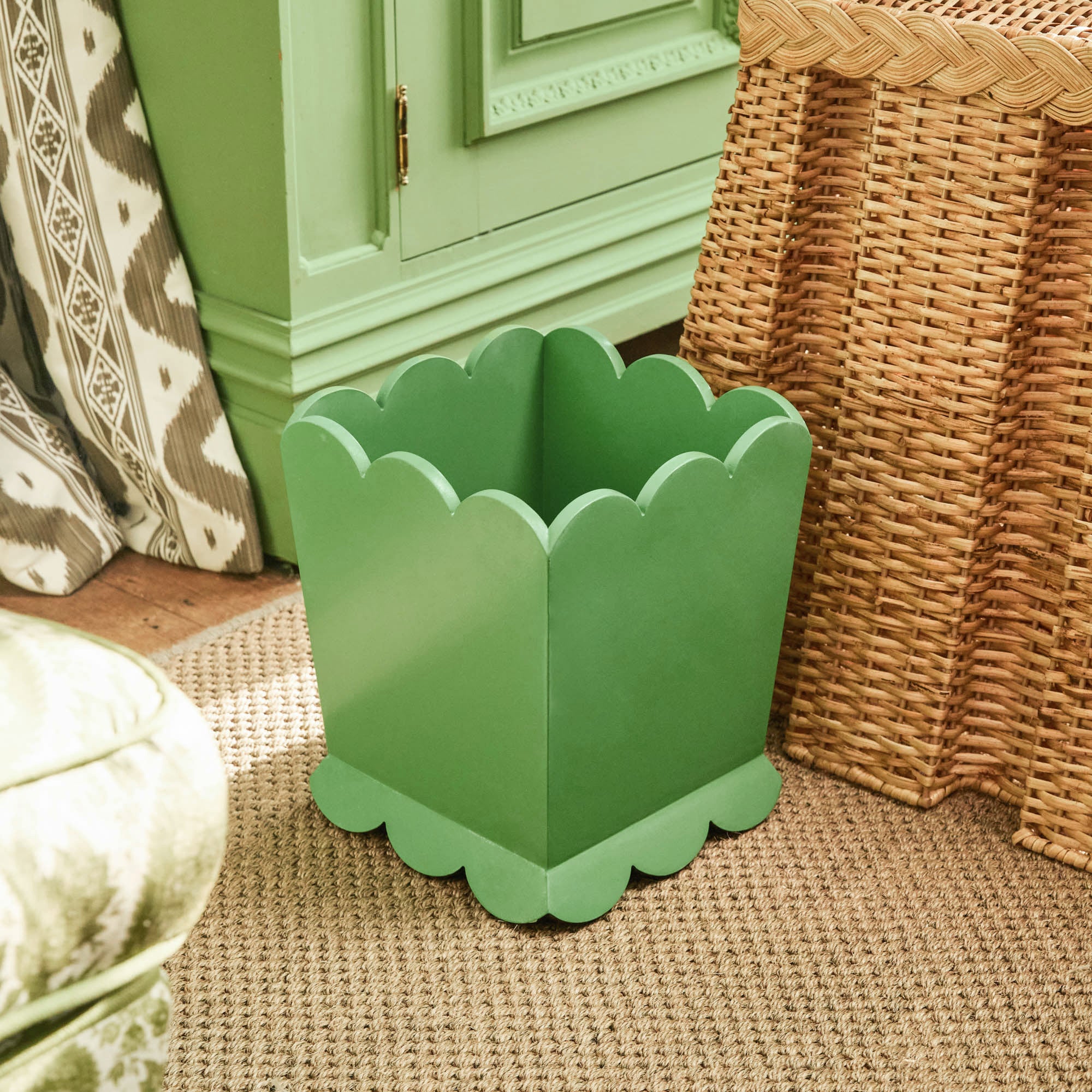 Green Scalloped Lacquer Waste Paper Bin