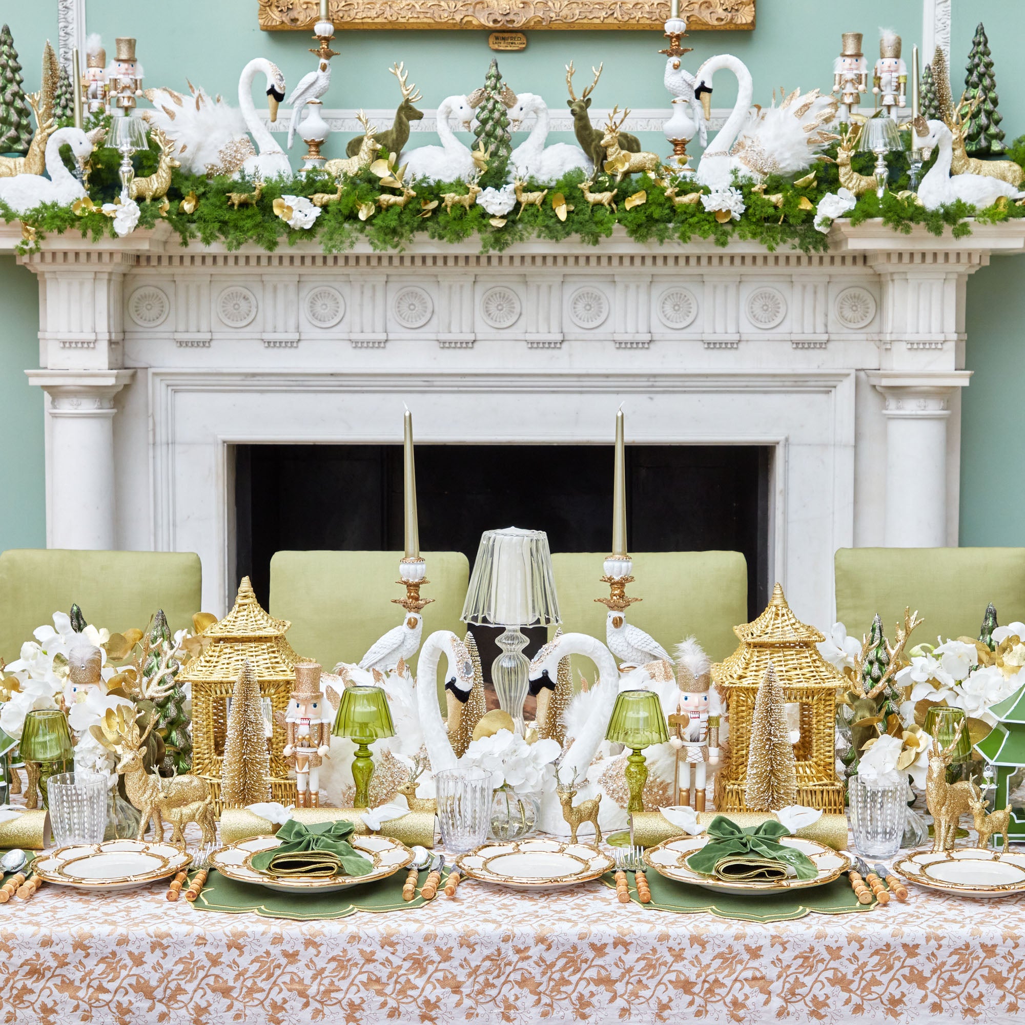 Elevate your dining presentation with these luxurious Gold Petal Bamboo Dinner Plates.