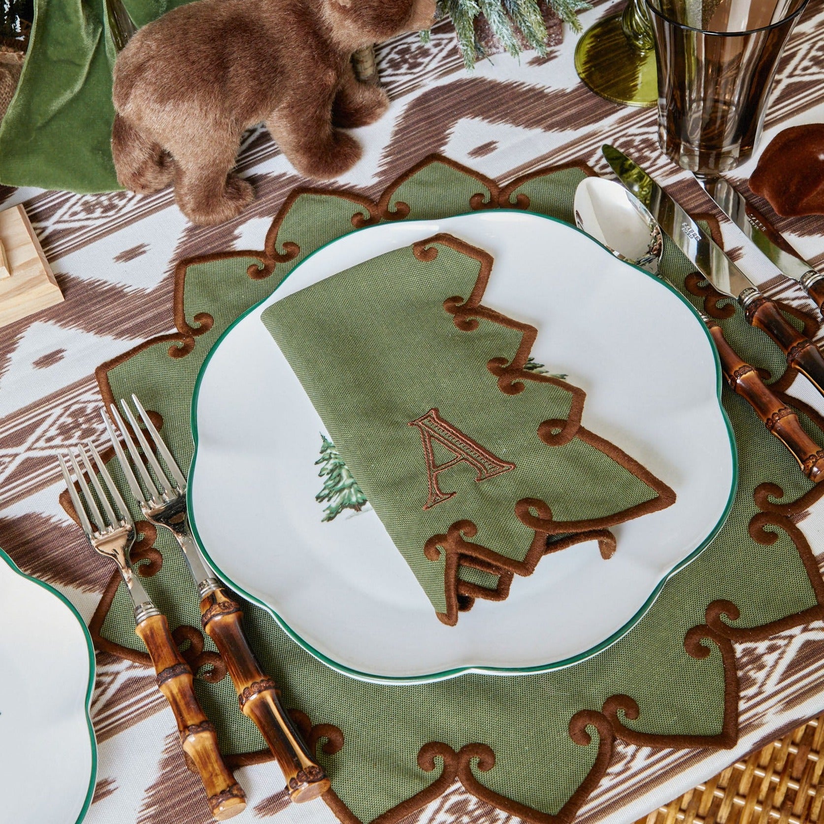 Set the stage for a cozy and memorable dining experience with this versatile set.