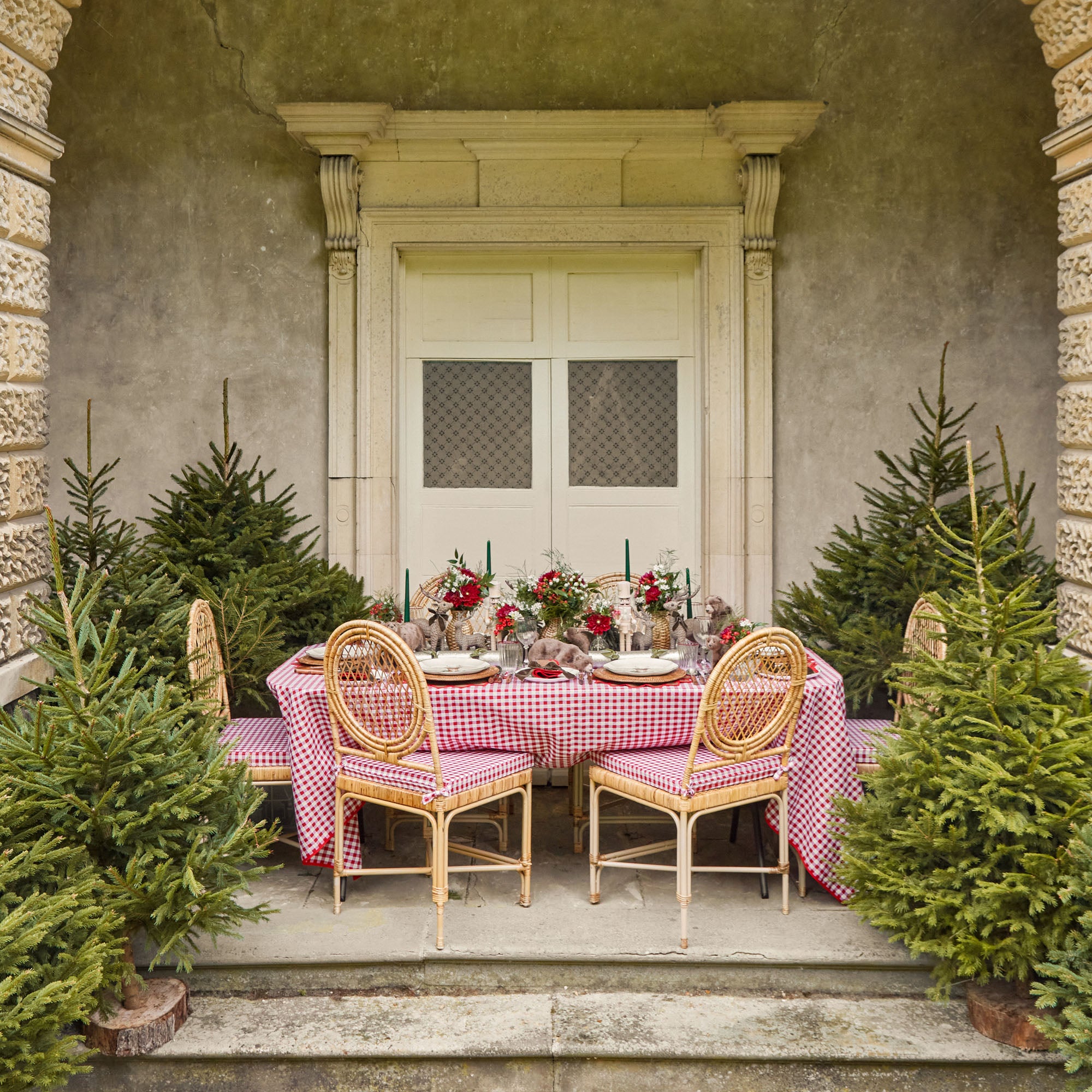 Turn your dining table into a personalized retreat with the Personalizable Chocolate Napkin Bow, a must-have for creating a refined and one-of-a-kind ambiance.