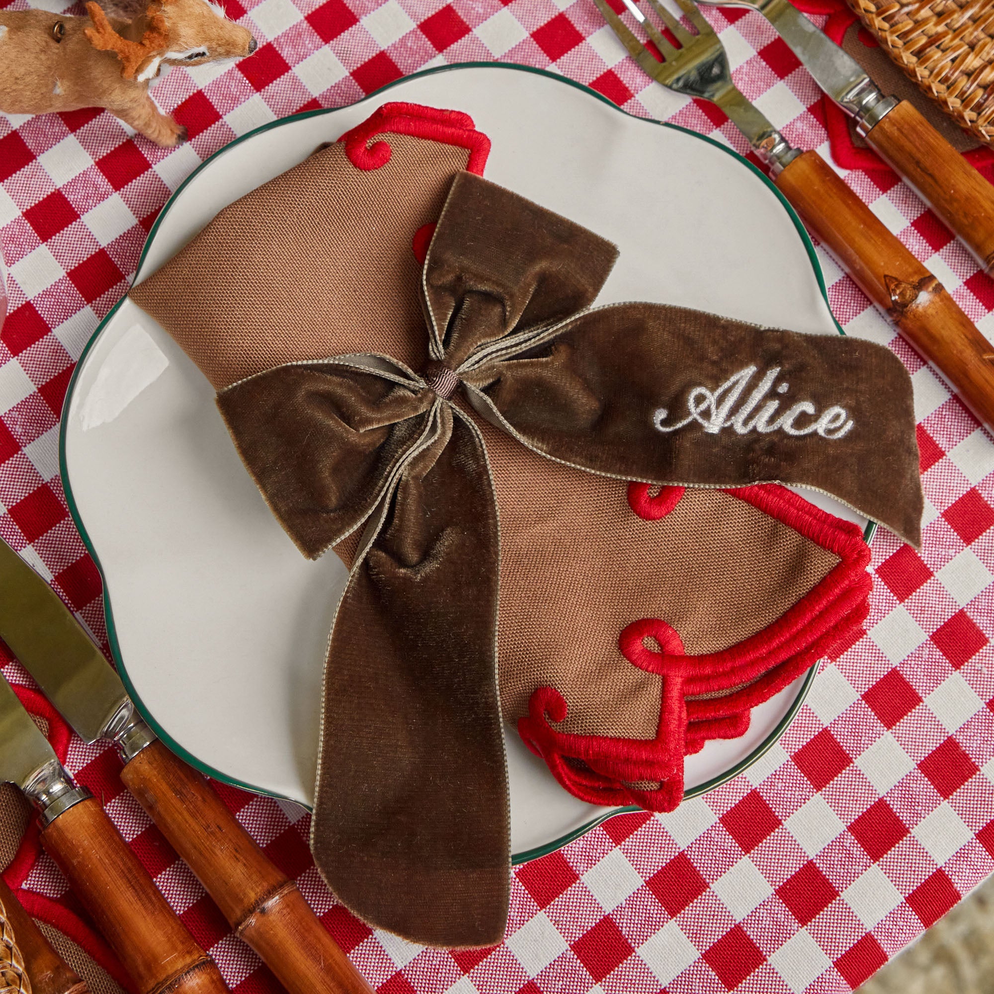 Create a delightful and unique dining atmosphere with the Personalizable Chocolate Napkin Bow, featuring a bow designed to add a touch of personalization and the warmth of a deep chocolate brown color to your tablescape.