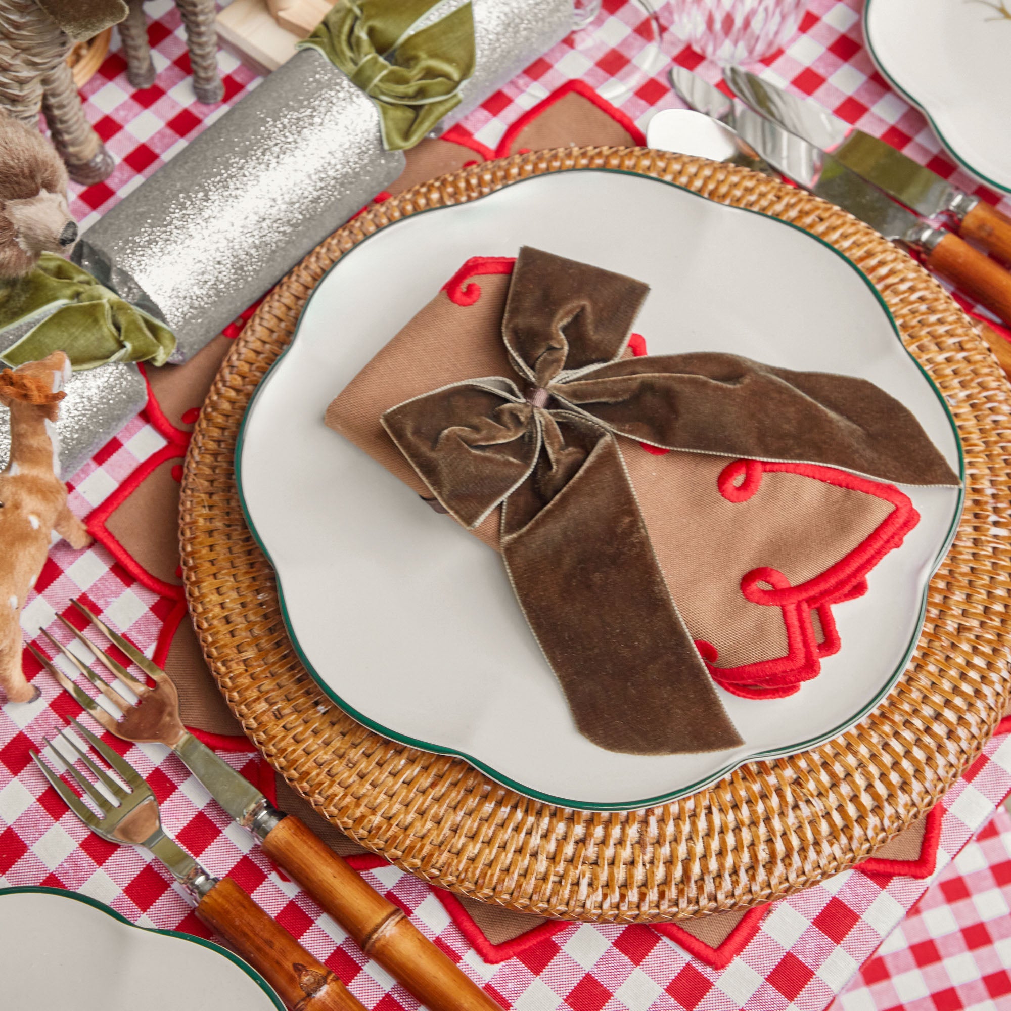 Add a touch of elegance to your dining experience with the Personalizable Chocolate Napkin Bow, ideal for infusing your table setting with the captivating charm of your personalized message and the deep chocolate brown hue.