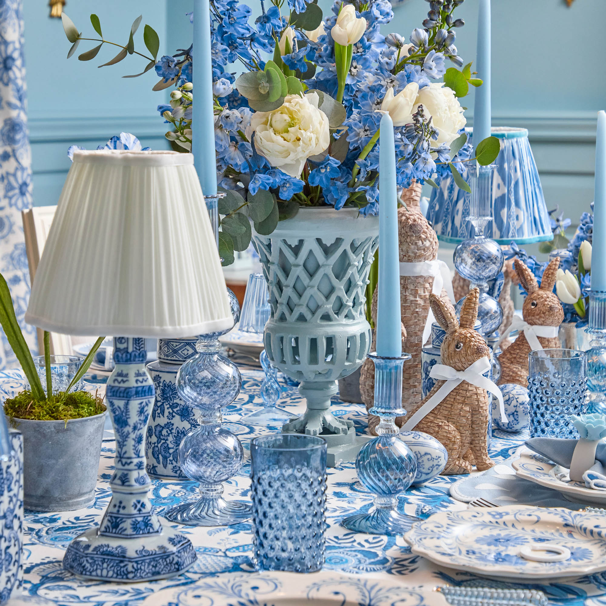 Serena Chinoiserie Rechargeable Lamp with Cream Shade (18cm)