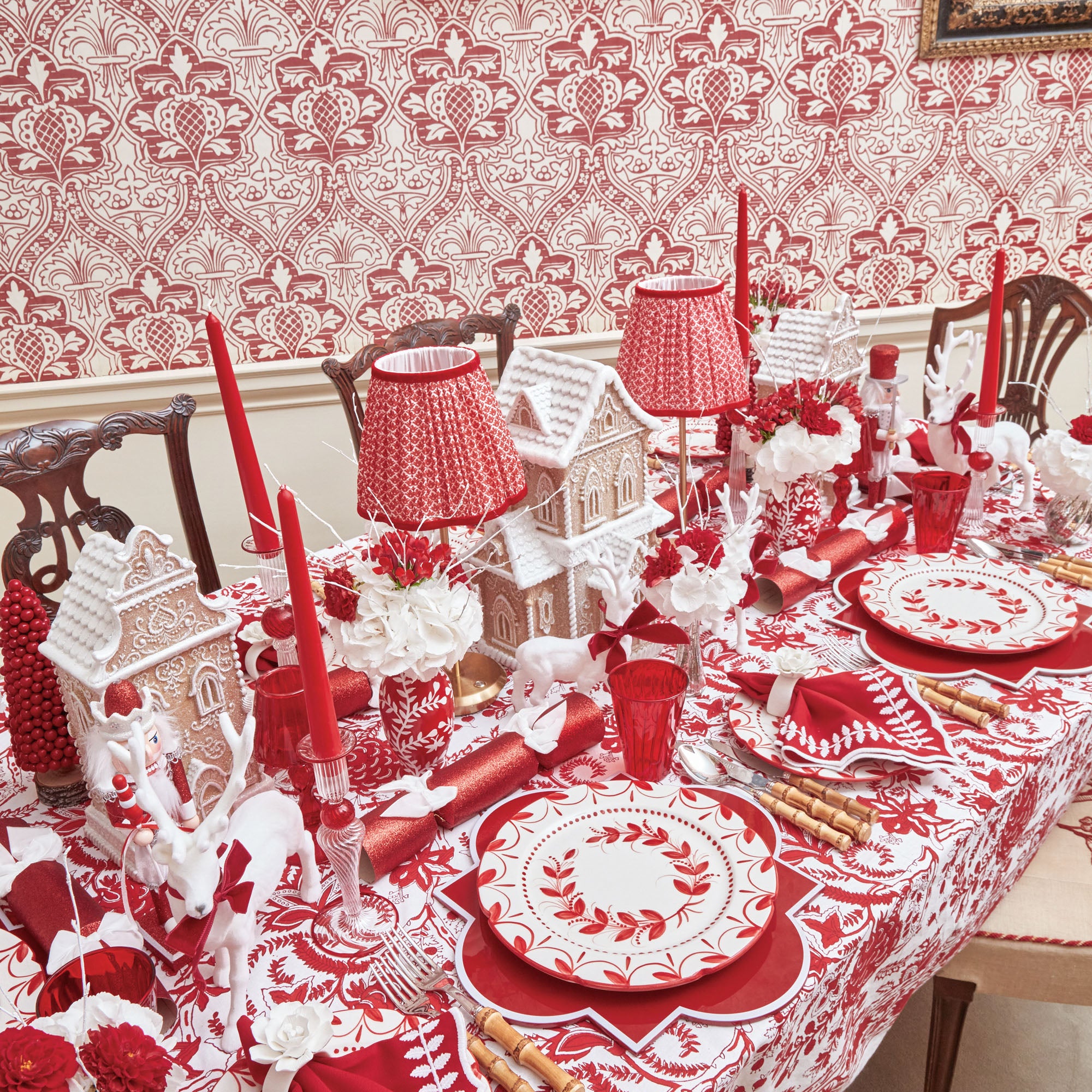 Upgrade your decor with our Set of 8 Red Candles - the epitome of red and stylish design.