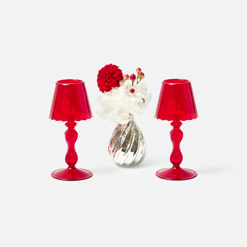Decorate with romance using the Red Glass Lantern Tea Light Holder Pair (18 cm), two lanterns that create an intimate and inviting ambiance.