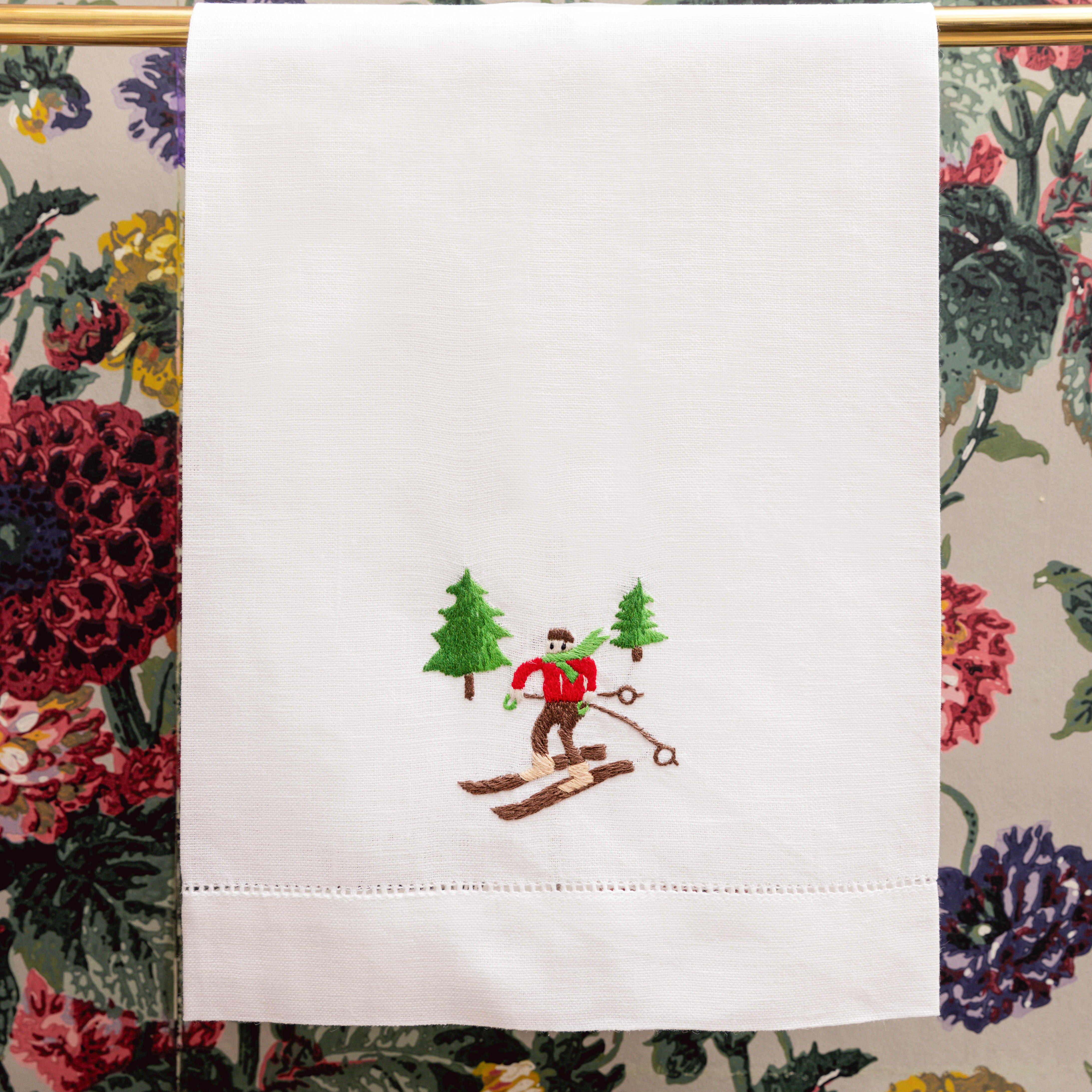 Turn your bathroom into a winter wonderland with the Embroidered Skier White Linen Hand Towel, an elegant and wintery piece that enhances your space with a touch of seasonal charm.