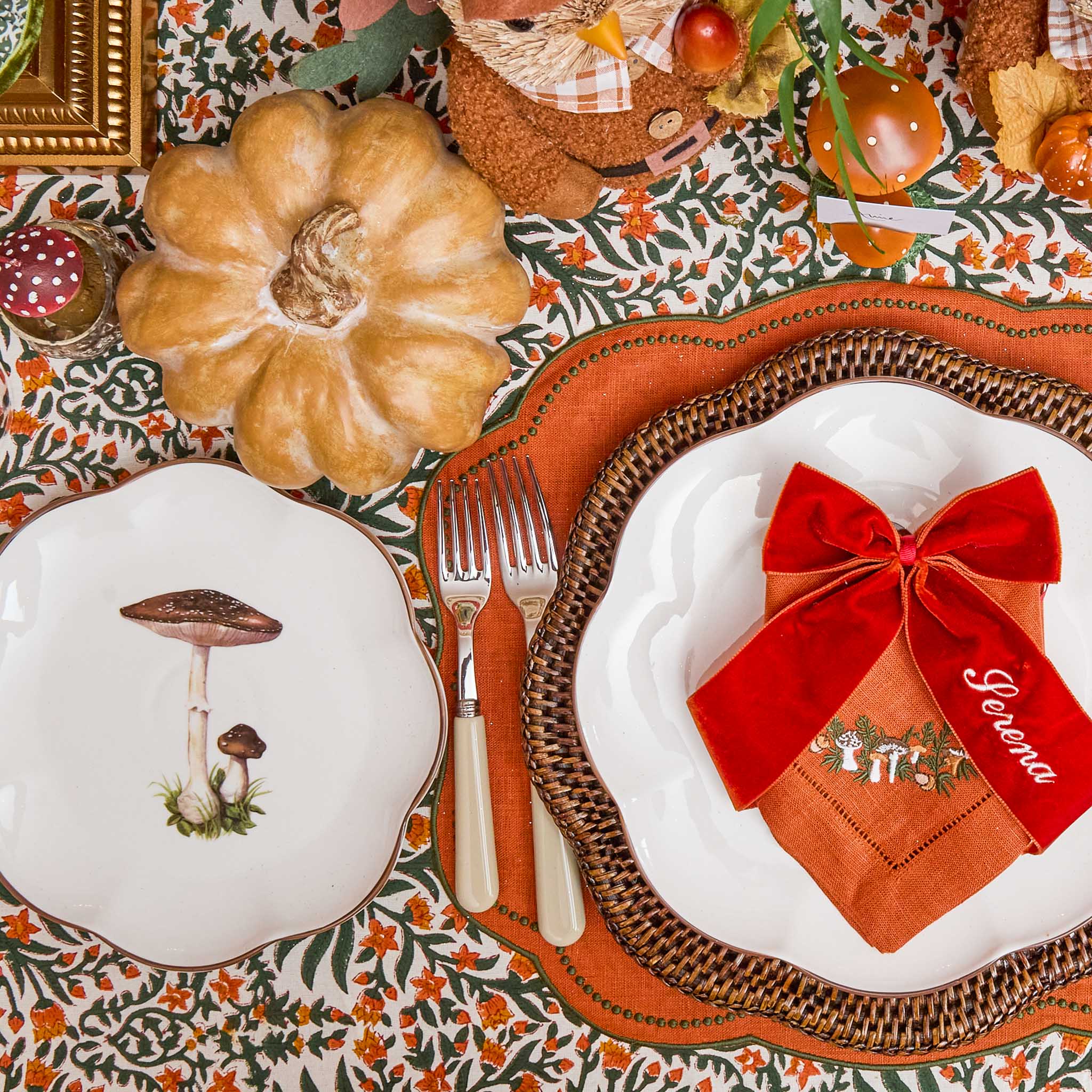 Scalloped Mushroom Starter Plate (Brown)