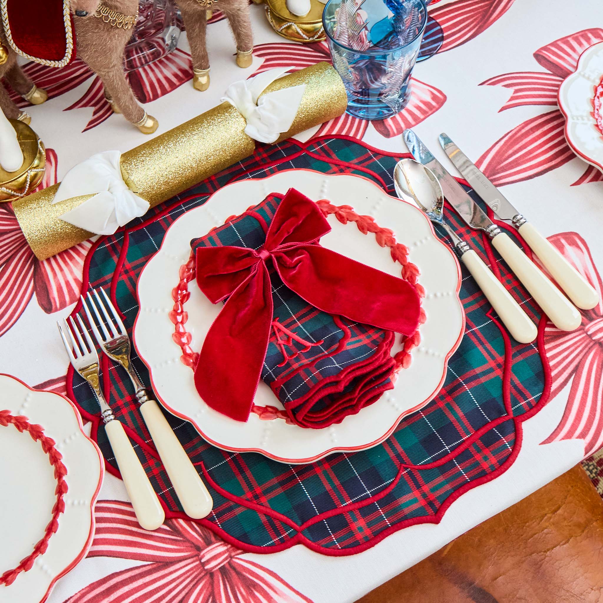 Red Laurel Dinner Plates (Set of 4)