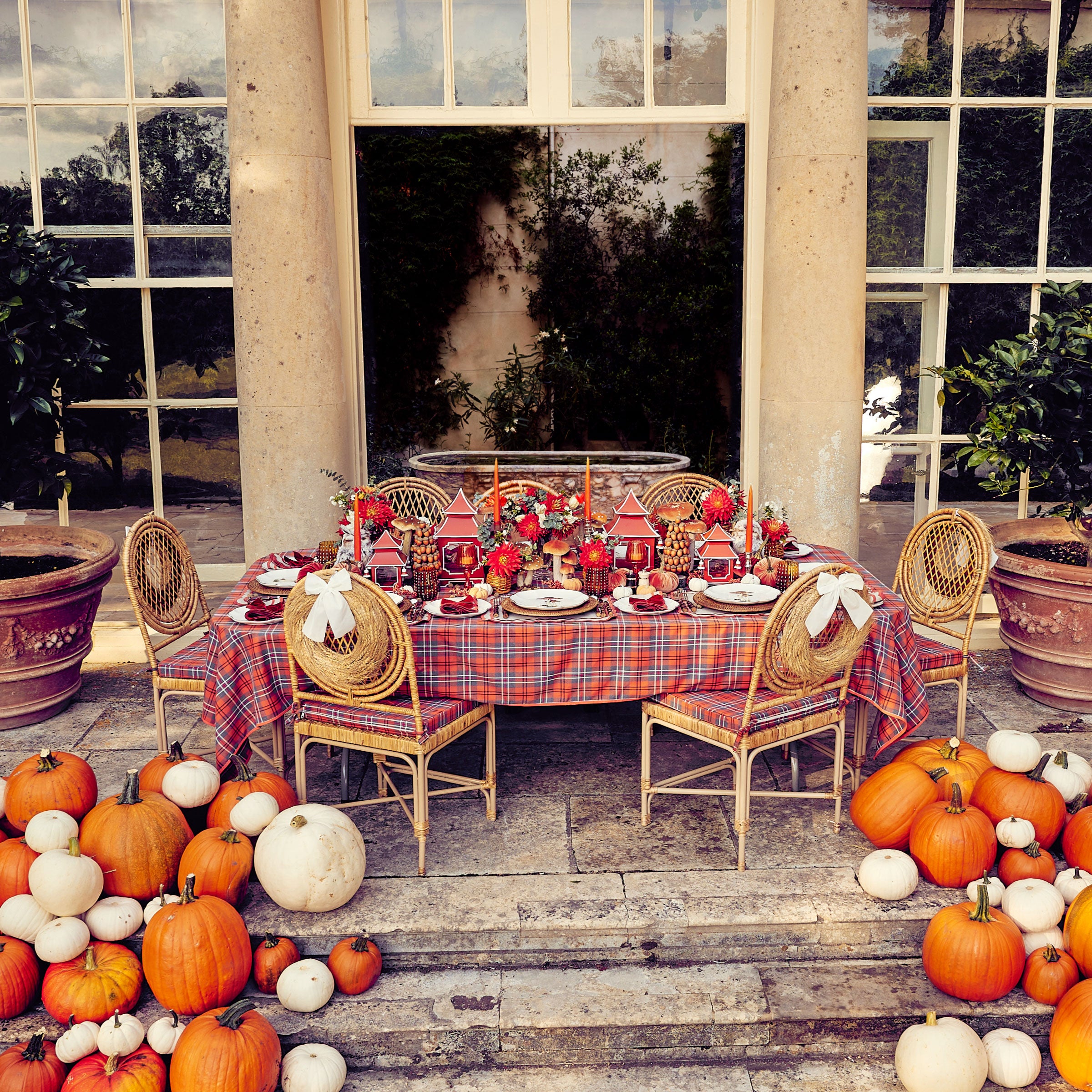Nature-inspired dining: Scalloped Mushroom Plate Set.