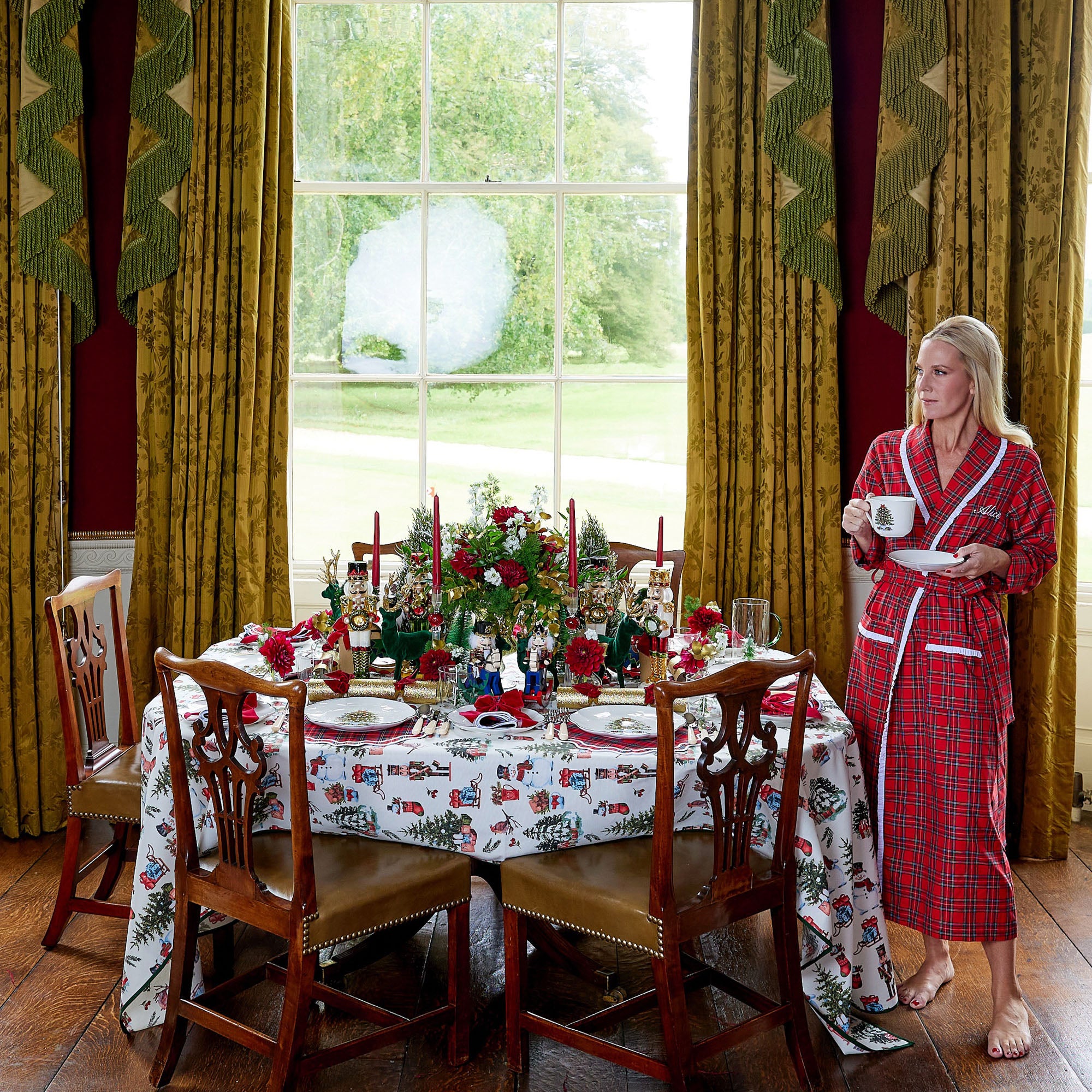 Elevate your holiday entertaining with this Christmas Tree Jug and Glasses (Set of 4).