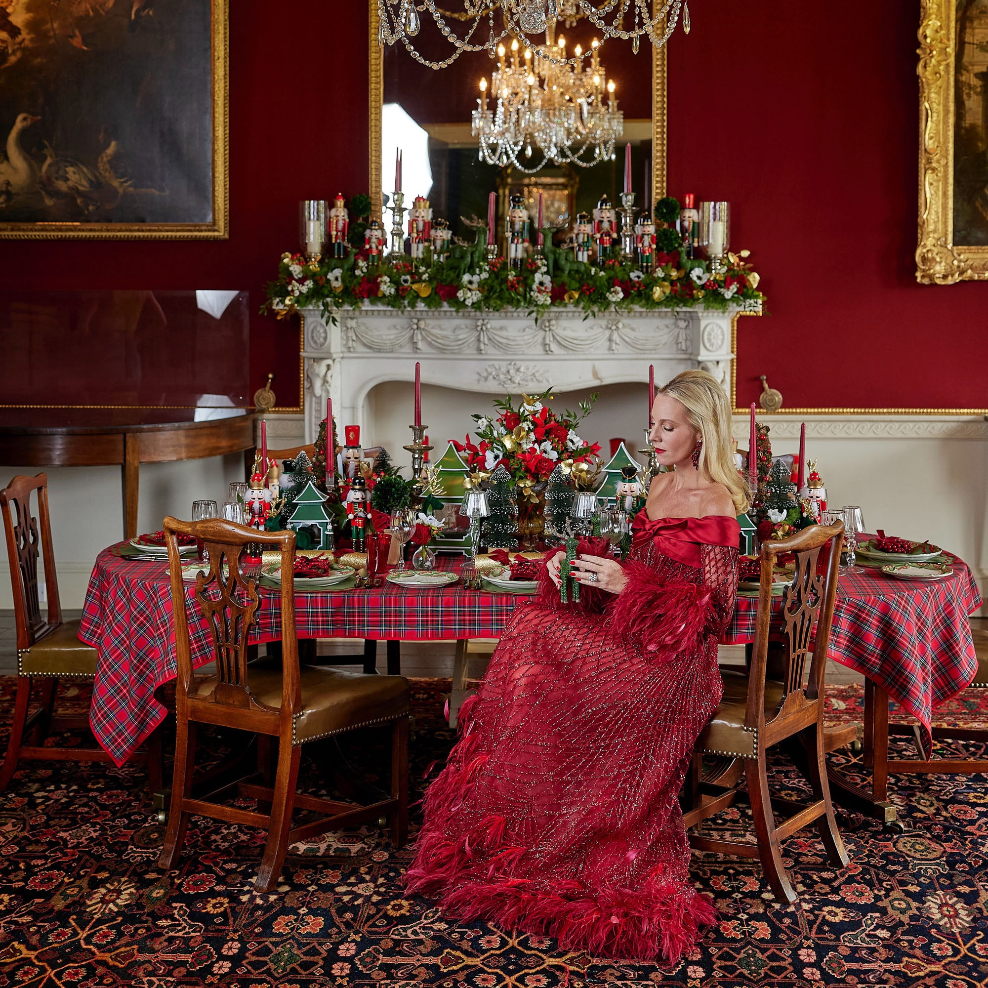 The forest green color adds a touch of elegance to your holiday decorations.