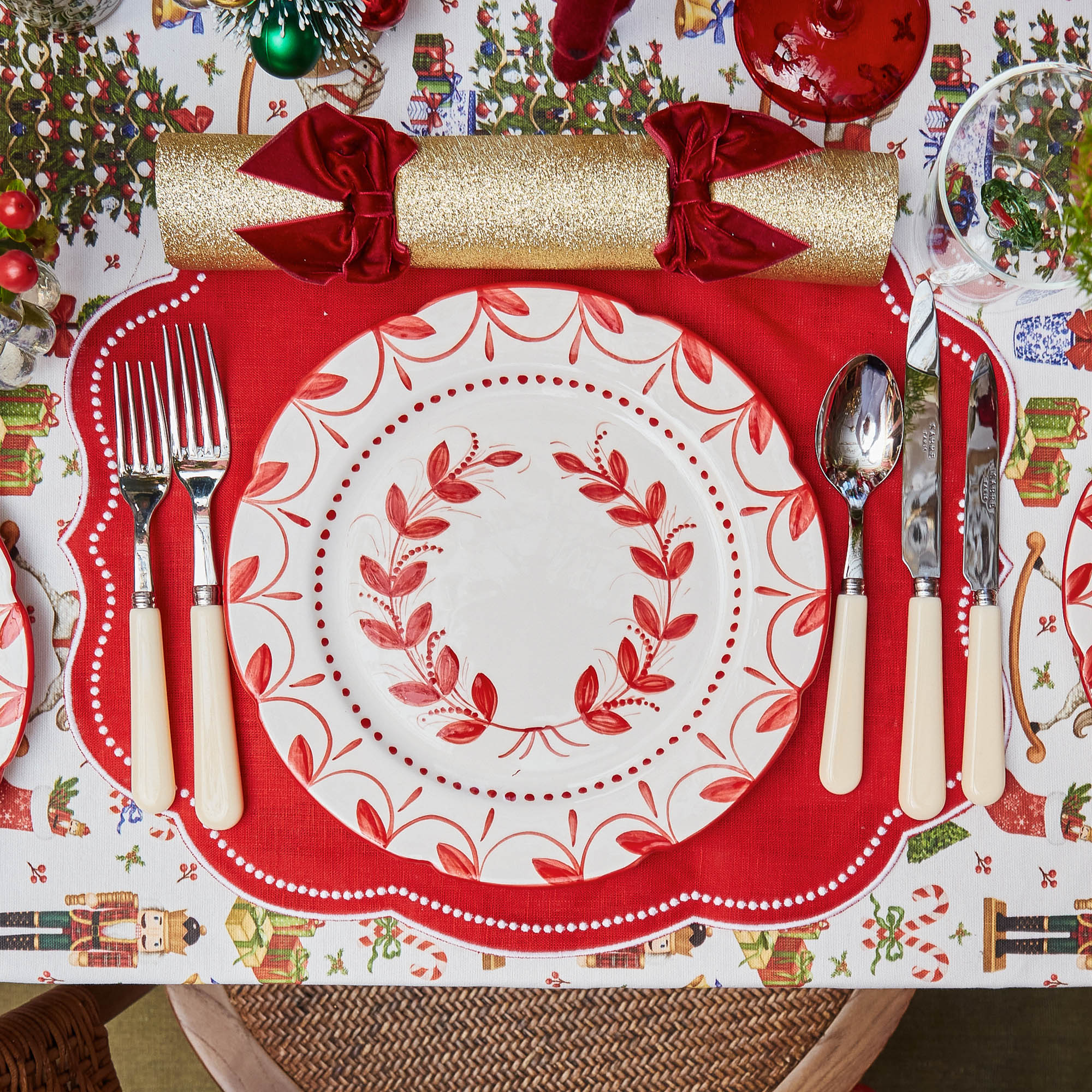 Elizabeth Red Garland Starter Plates (Set of 4)