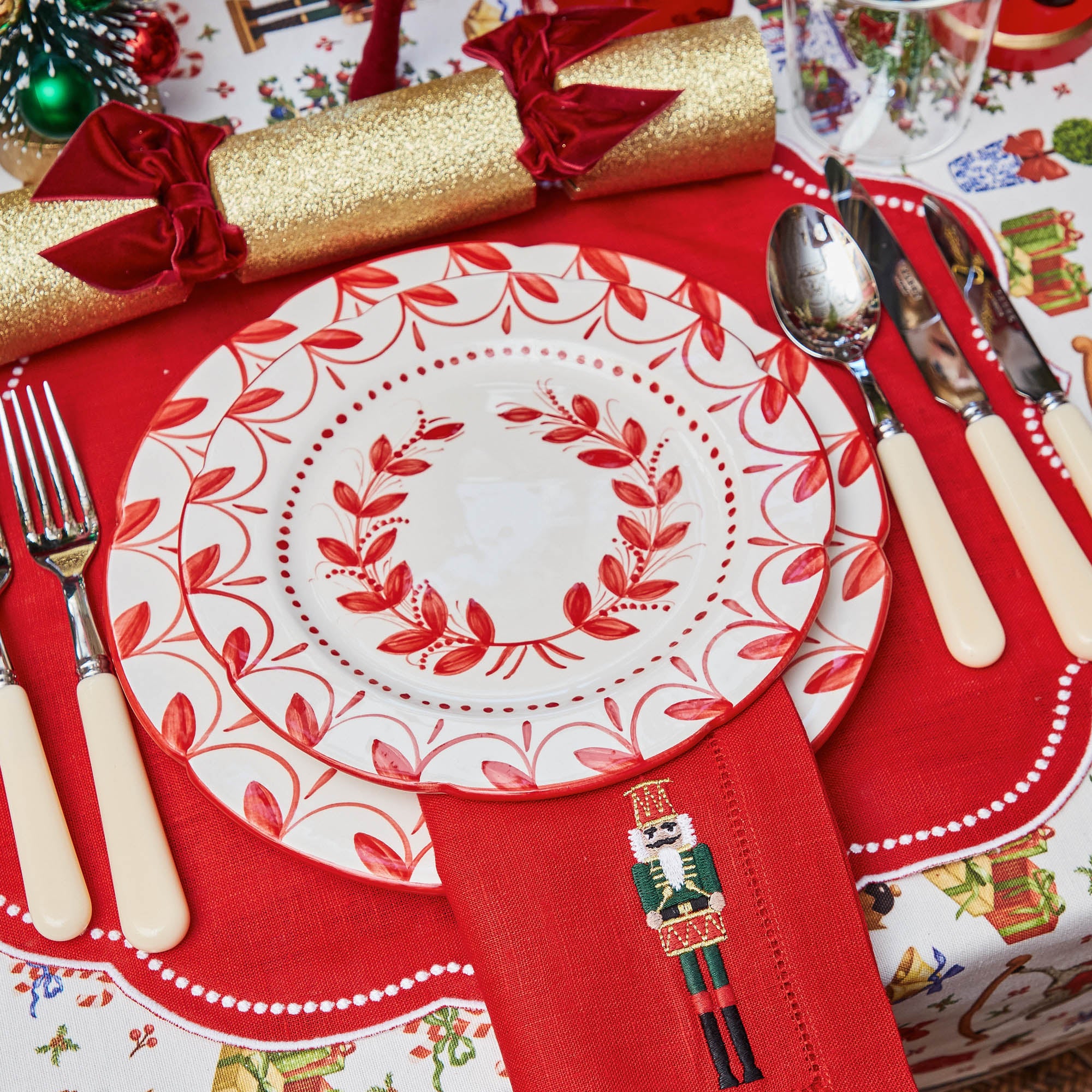 Elizabeth Red Garland Starter Plates (Set of 4)