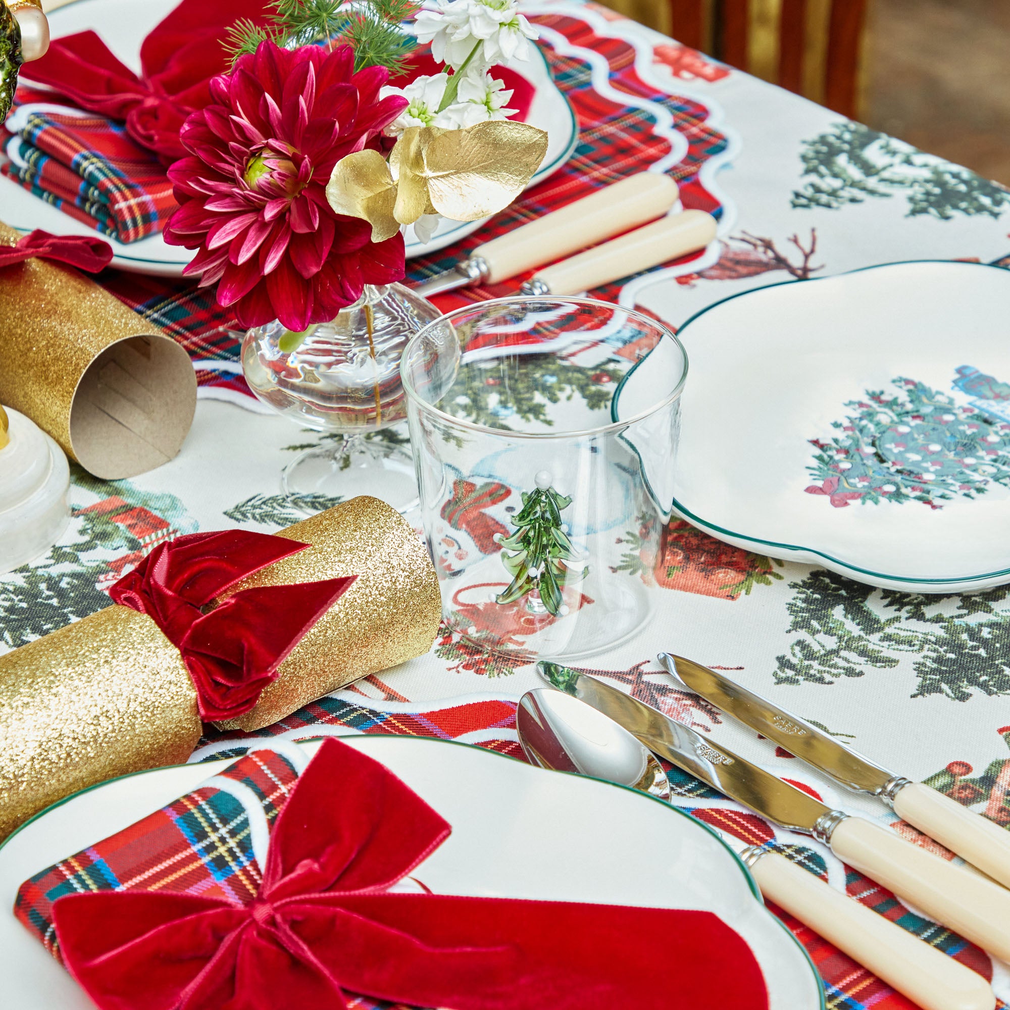 Celebrate the season with this charming Christmas Tree Jug and Glasses collection.