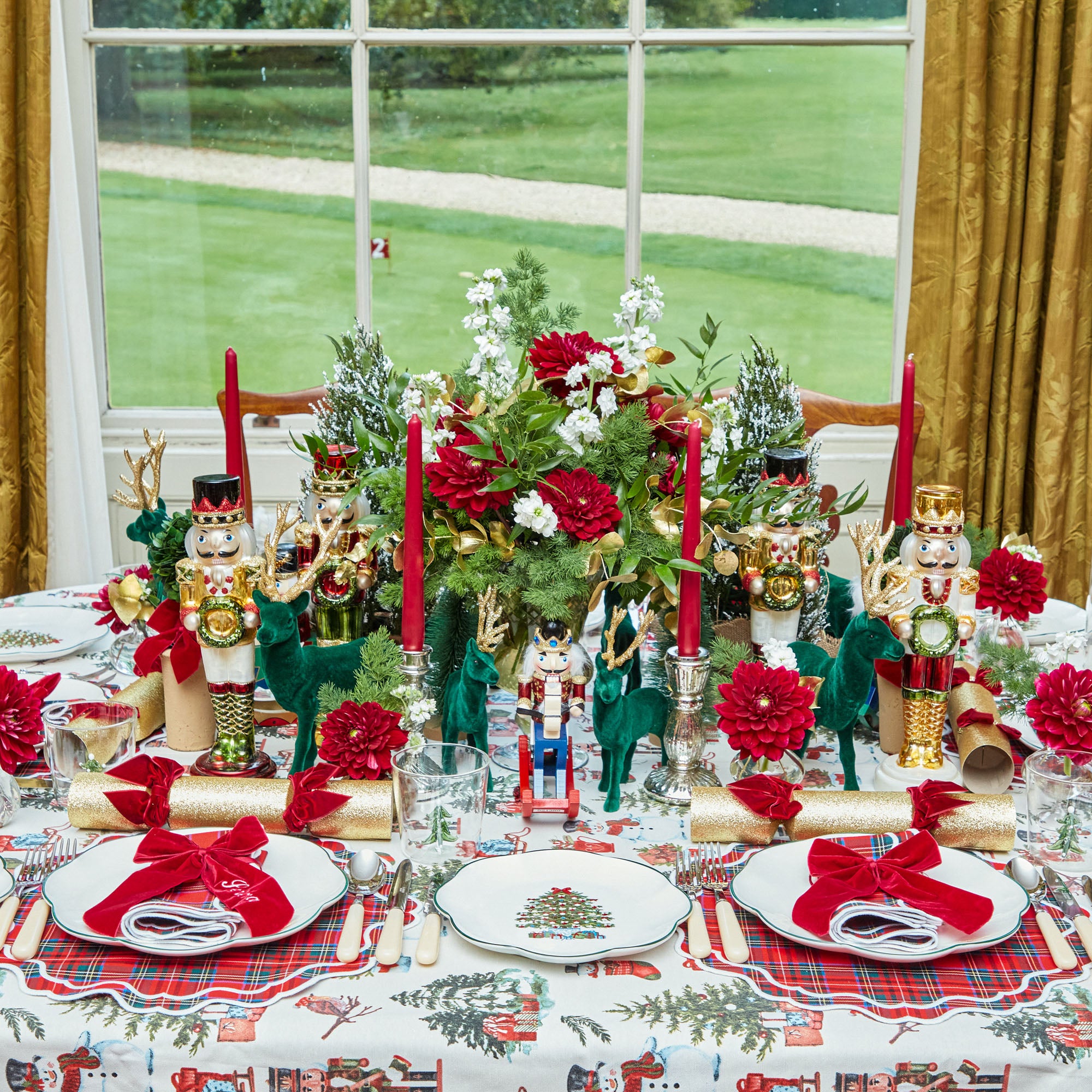 Enjoy your favorite beverages with a touch of holiday charm using these glasses.