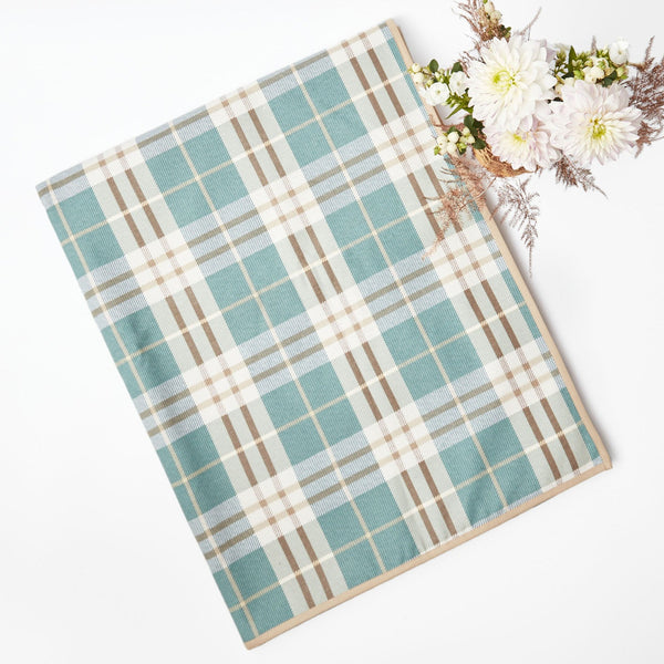 Tablecloth crafted from raffia material in a classic tartan design.
