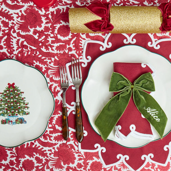 Create a festive and enchanting Christmas dining atmosphere with the Mrs. Alice Christmas Tree Starter Plate Set, perfect for infusing your meal with holiday charm.