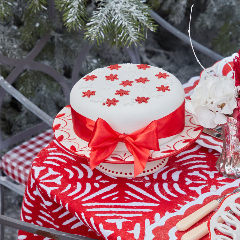 Showcase your cakes and confections in style with the Red Elizabeth Garland Cake Stand, a regal and festive stand that exudes sophistication and captures the spirit of the season.