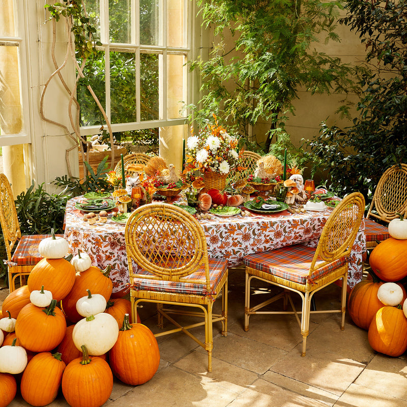 Cloth for tables showcasing the essence of an autumnal celebration.