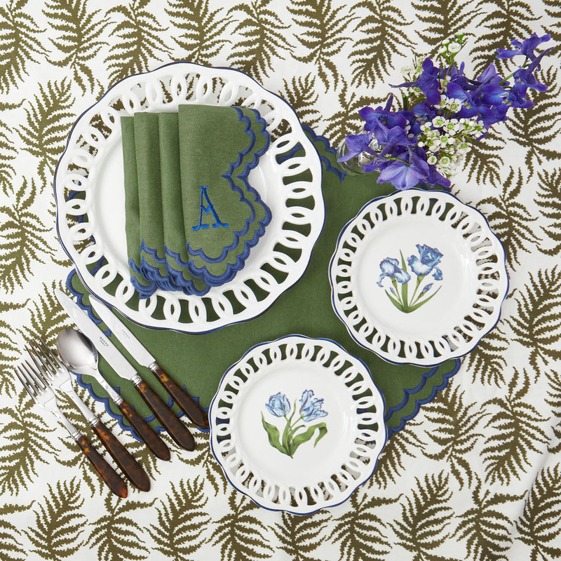 Enrich your dining decor with the White Lace Botanical Starter Plates Set of 4, perfect for infusing your table with the classic beauty of lace patterns and the delicate charm of botanical motifs.