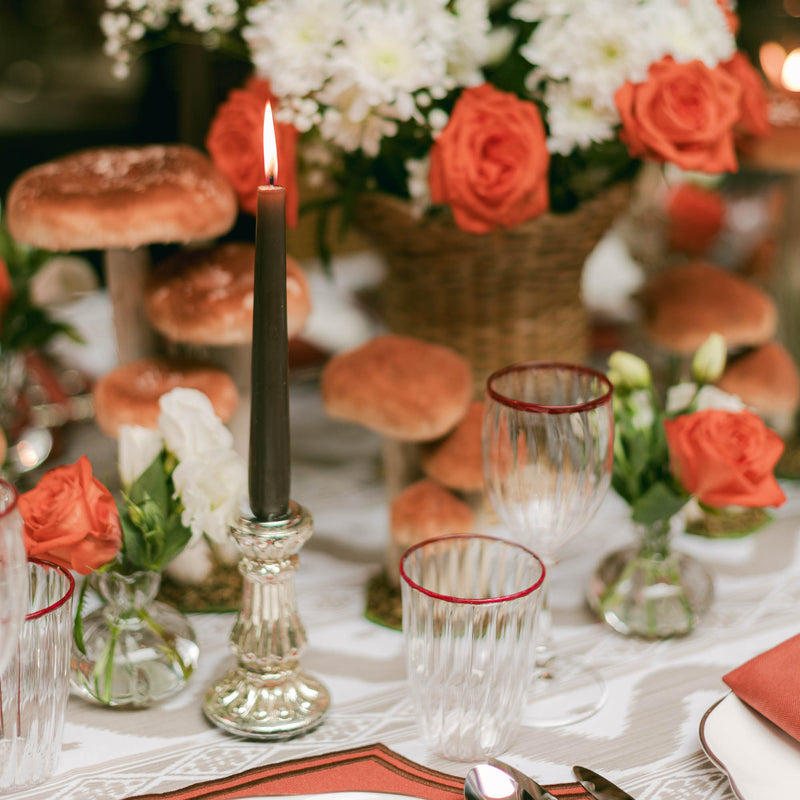 Add a touch of timeless holiday style to your drinkware collection with the Red Rim Water Glasses Set.