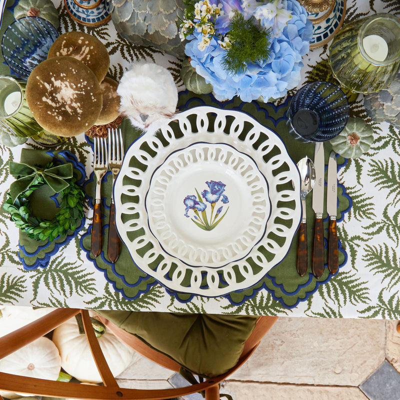 Impress your guests with the White Lace Botanical Dinner & Starter Plates Set of 8, a collection that adds a touch of classic charm, botanical artistry, and style to your dining table.