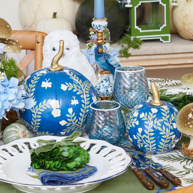 Turn your refreshment area into a refined escape with the Camille Blue Water Glasses, a set of four glasses that evoke the spirit of elegance and the beauty of this charming blue hue.