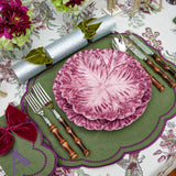 Make every meal an occasion with this exquisite plate set.