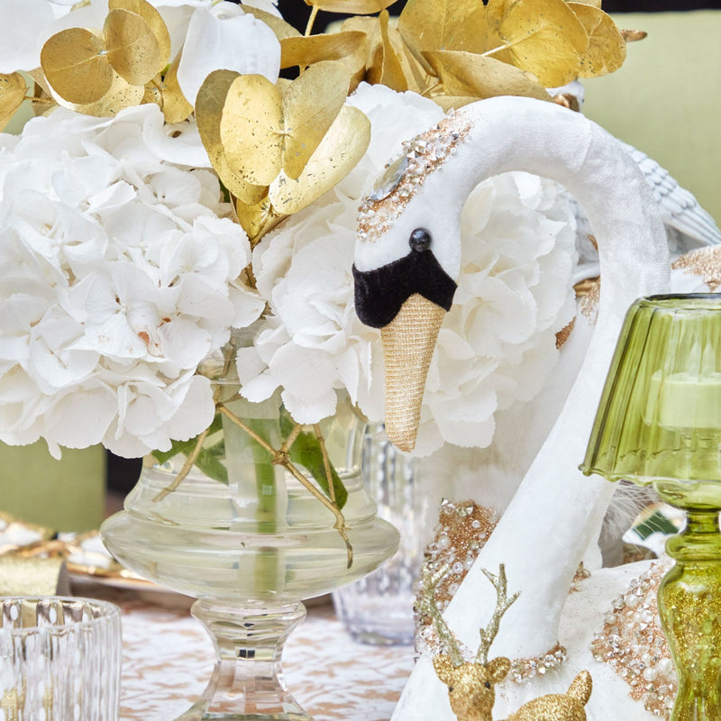 Impress your guests with the elegance of the Gloria Glitter Swan, a decor piece that embodies the timeless charm of a swan, enhanced by glittering accents.