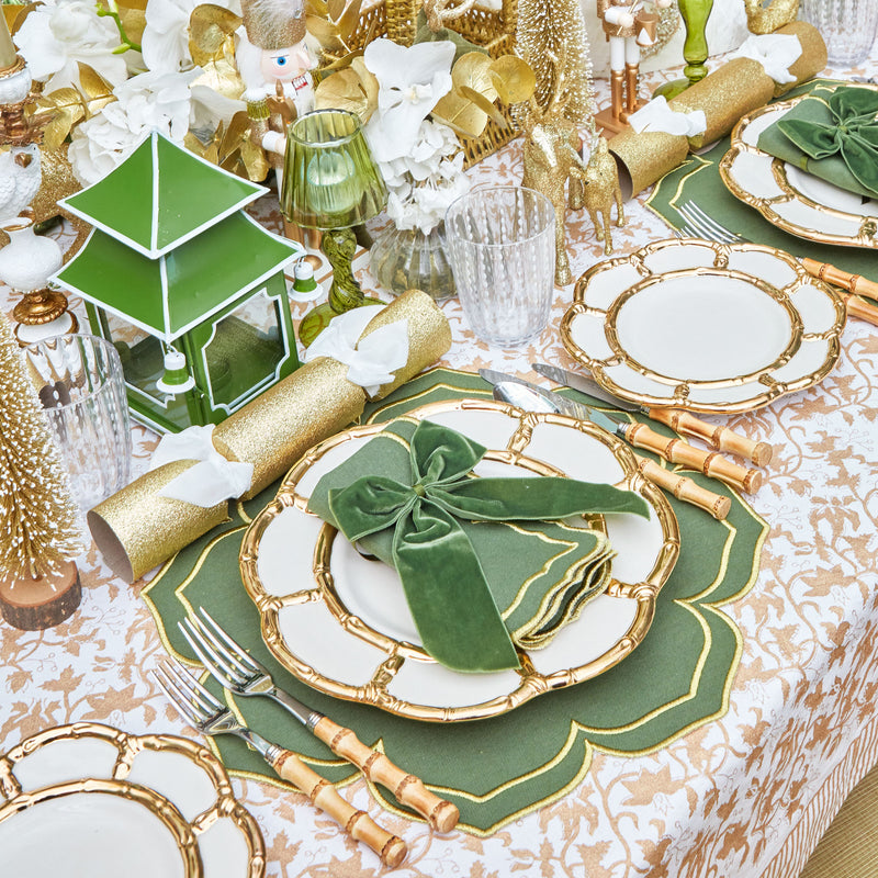 Create a dining atmosphere that stands out with the Gold Petal Bamboo Ceramic Starter Plate, perfect for bringing an element of opulence and the allure of gold petal detailing to your dining decor.