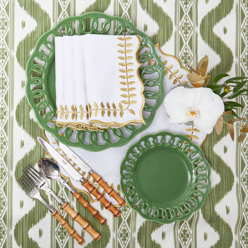 Elevate your dining table with the stylish and elegant White & Gold Laurel Placemats & Napkins - a simple yet luxurious statement of refined taste.