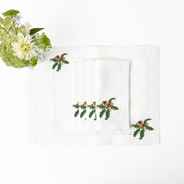 Acorn-themed placemats and napkins, a coordinated set of 4 for table settings.
