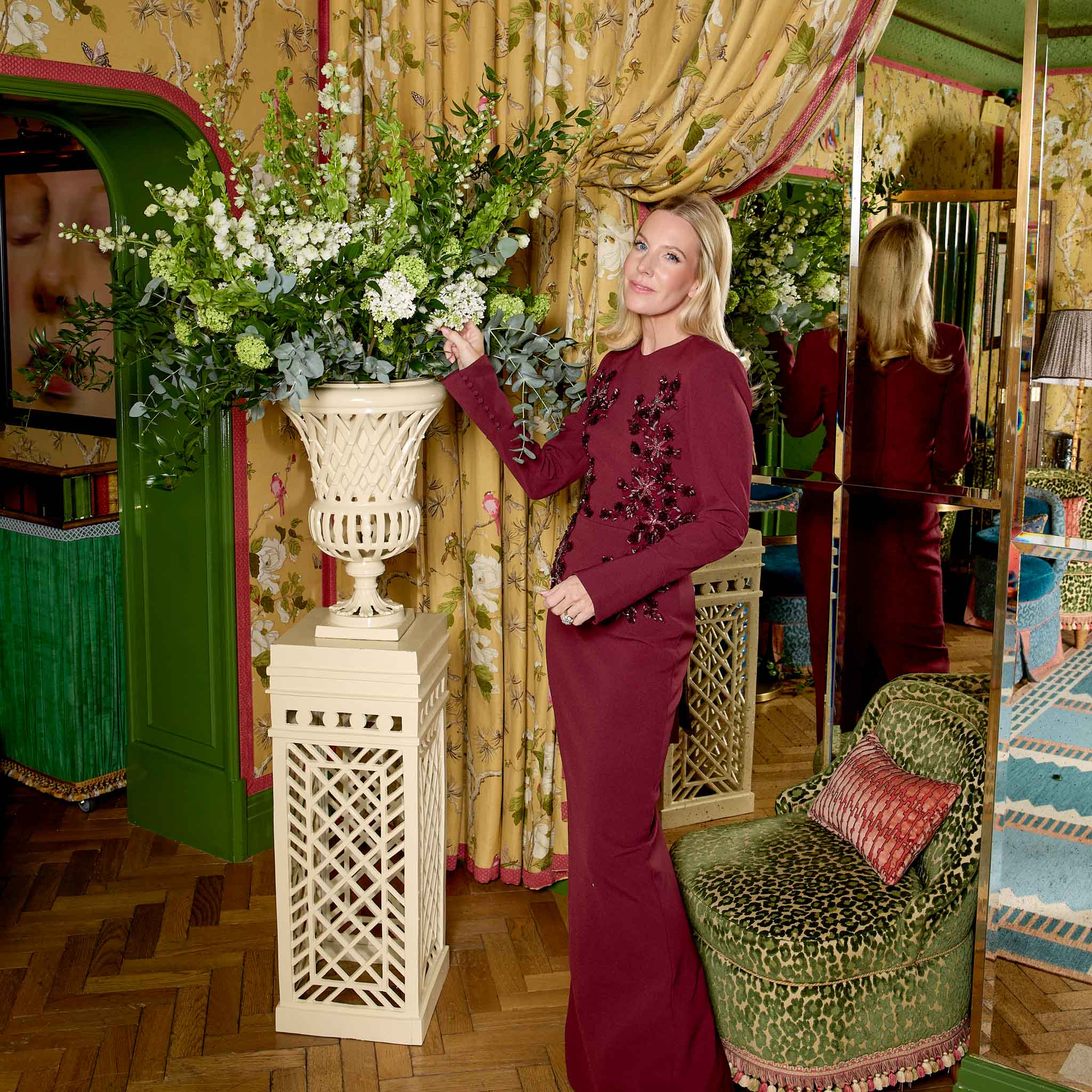 Adelaide Putty Lattice Urn & Pedestal