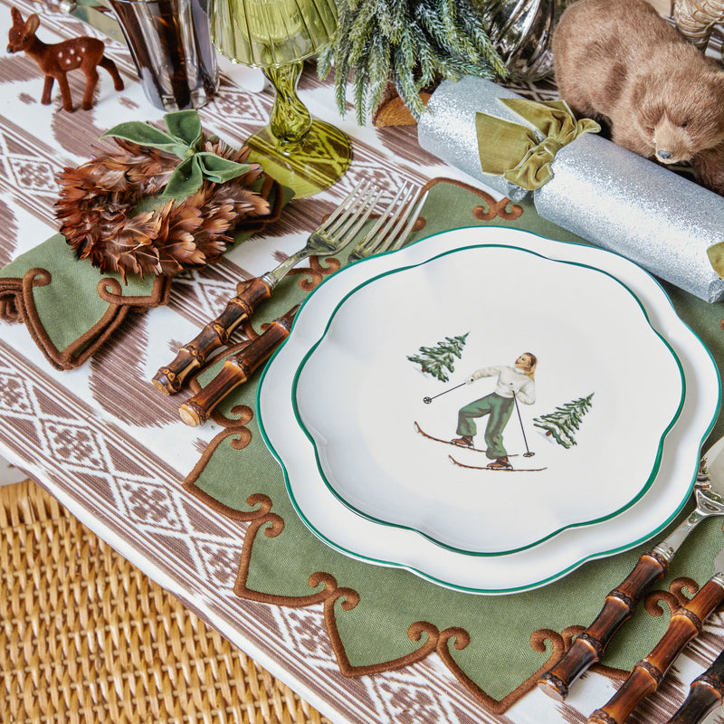 Create a cozy and festive atmosphere with these Heidi & Hans Skier plates.