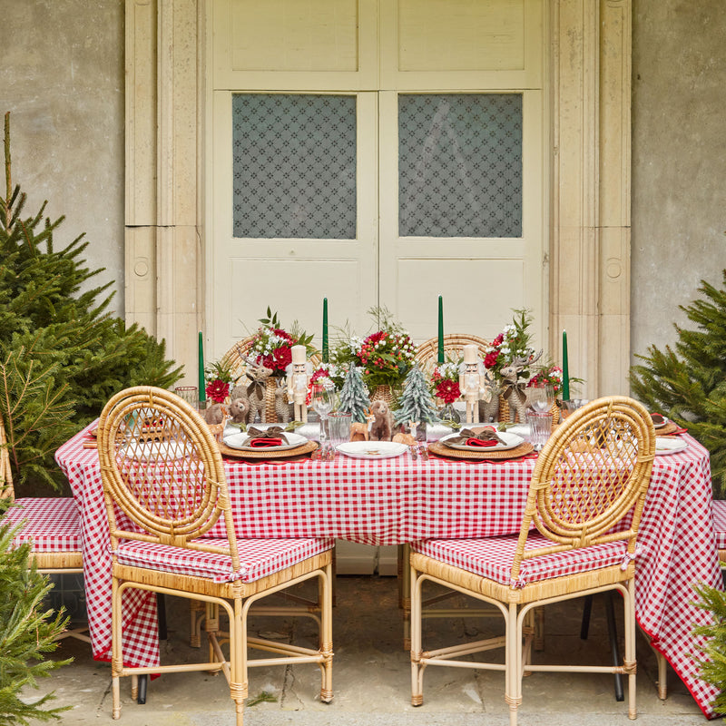 Make each holiday meal a celebration of tradition with our Set of 4 Red Rim Wine Glasses.