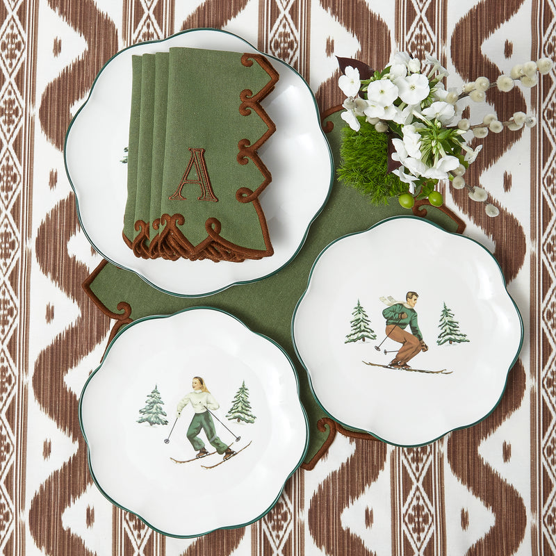 Celebrate the beauty of the season with the Heidi & Hans Skier Starter Plates, a must-have for adding a touch of Christmas joy to your celebrations and infusing your decor with Alpine charm.