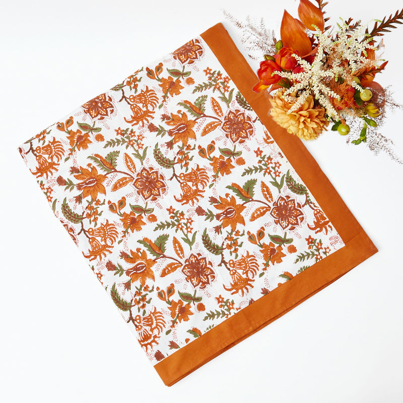 Tablecloth displaying a joyful autumnal motif in vibrant colors.