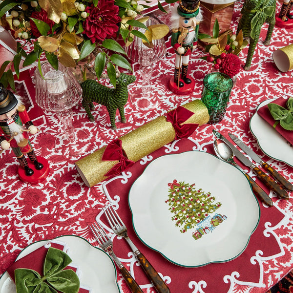 Create a festive and enchanting Christmas dinner atmosphere with the Mrs. Alice Christmas Tree Dinner Plate Set, perfect for infusing your meal with holiday charm.