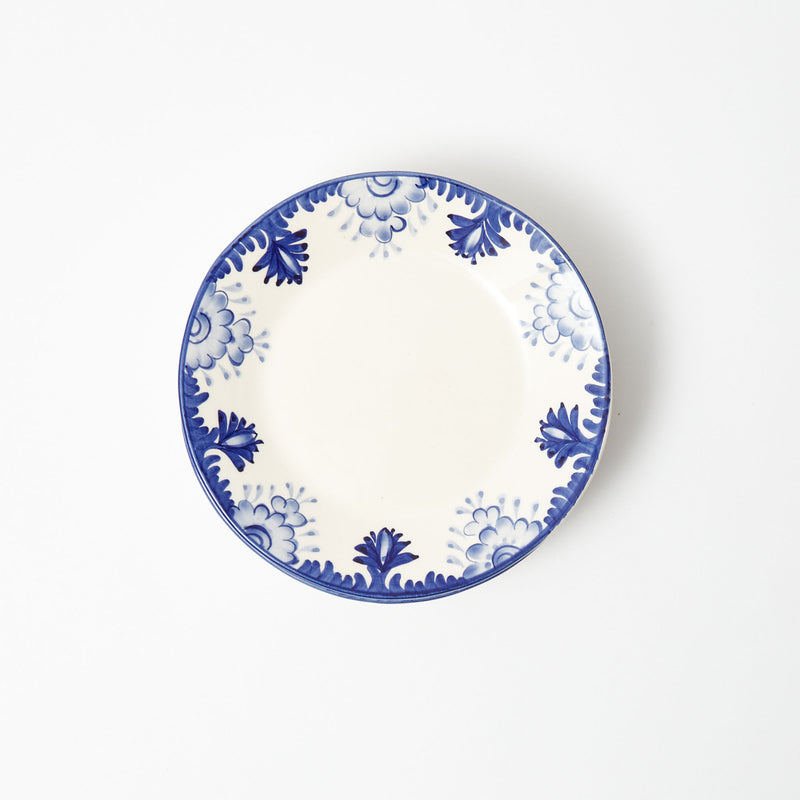 Plate displaying the refined beauty of the Blue Deauville pattern.