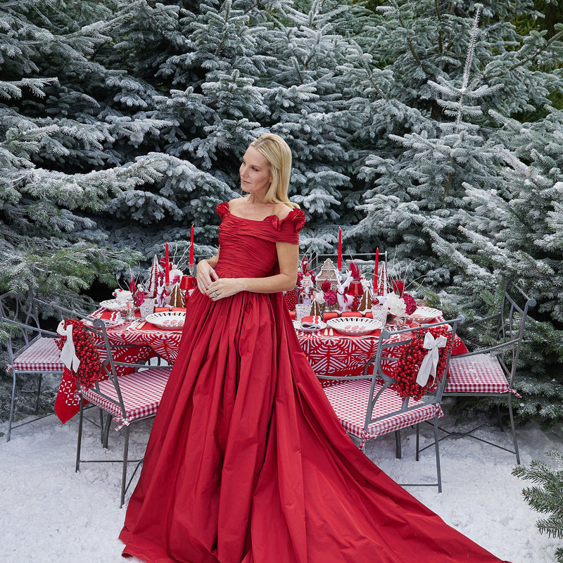 Impress your guests with the charming design of the Gretel Applique Red Tablecloth, a tablecloth that combines elegance with the festive spirit of Christmas.