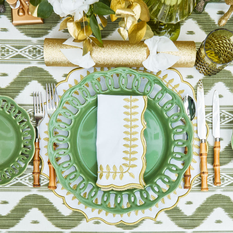 Celebrate the beauty of fine dining with the White & Gold Laurel Napkins, a must-have for infusing your table setting with timeless charm and sophistication.
