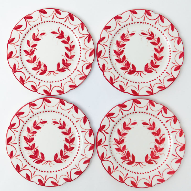 Create a memorable holiday experience with Elizabeth Red Garland Dinner Plates.