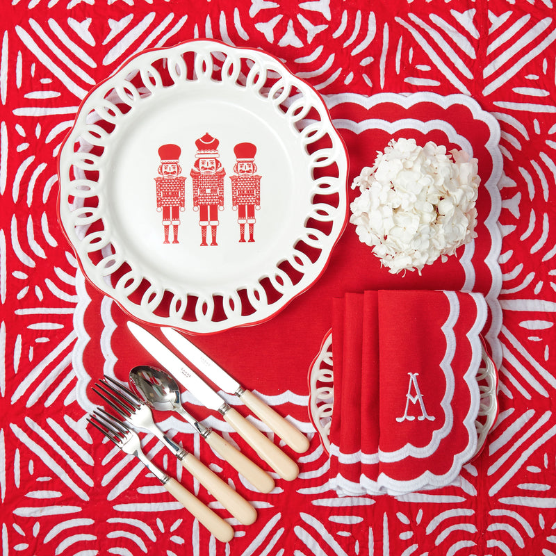 Celebrate the holidays in style with these enchanting dinner plates.