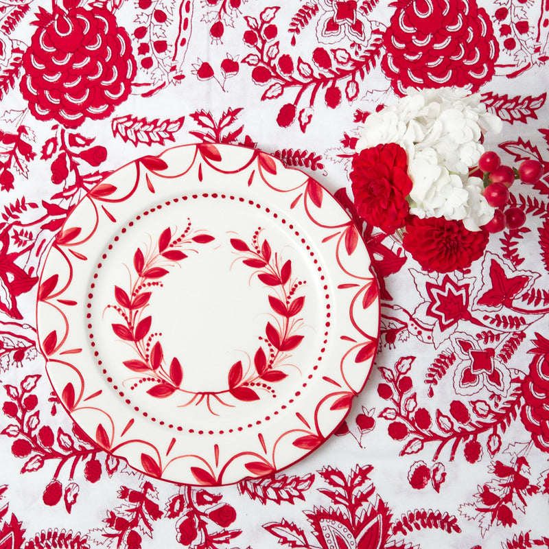 Embrace the spirit of the season with these stylish and festive plates.