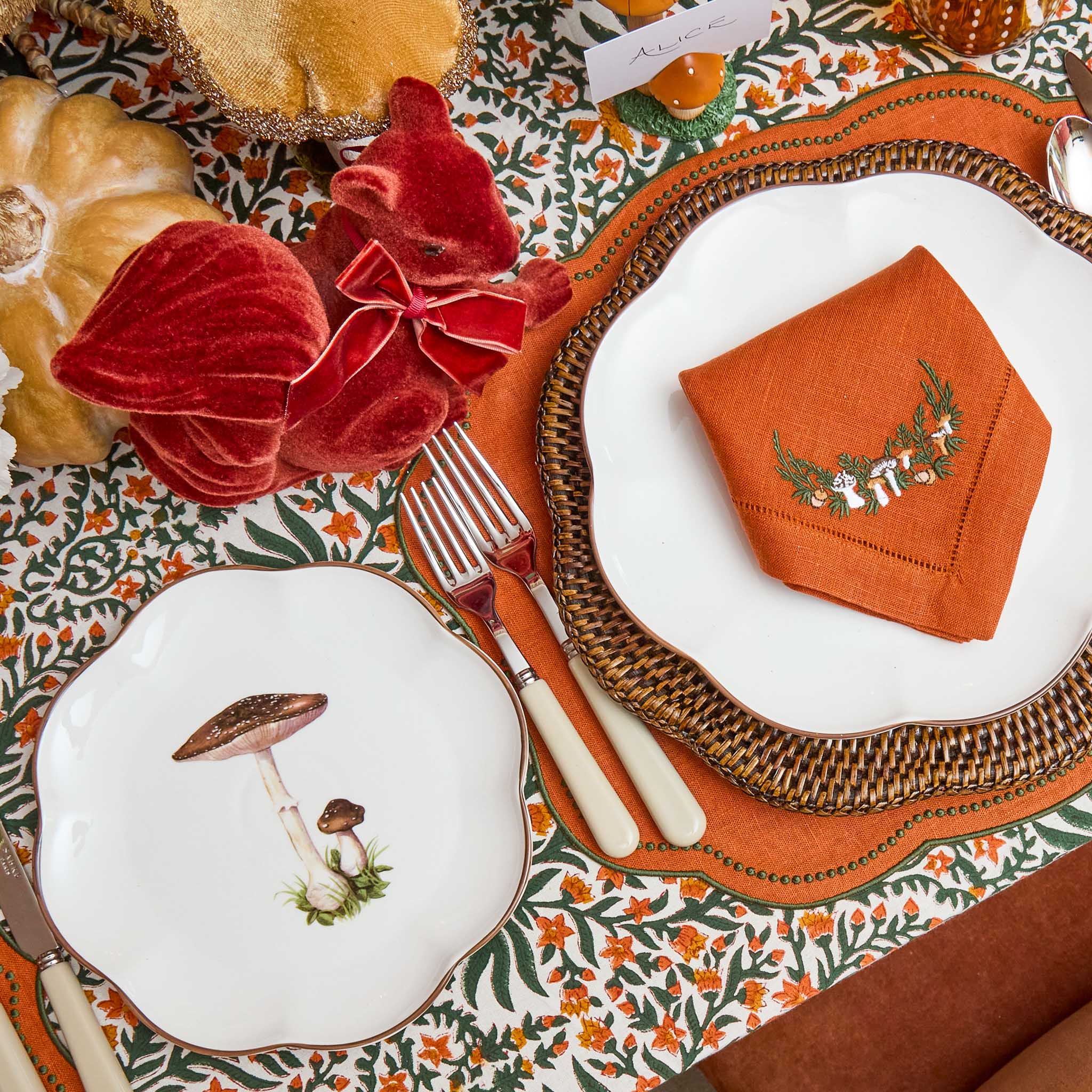 Scalloped Mushroom Starter Plate (Brown)