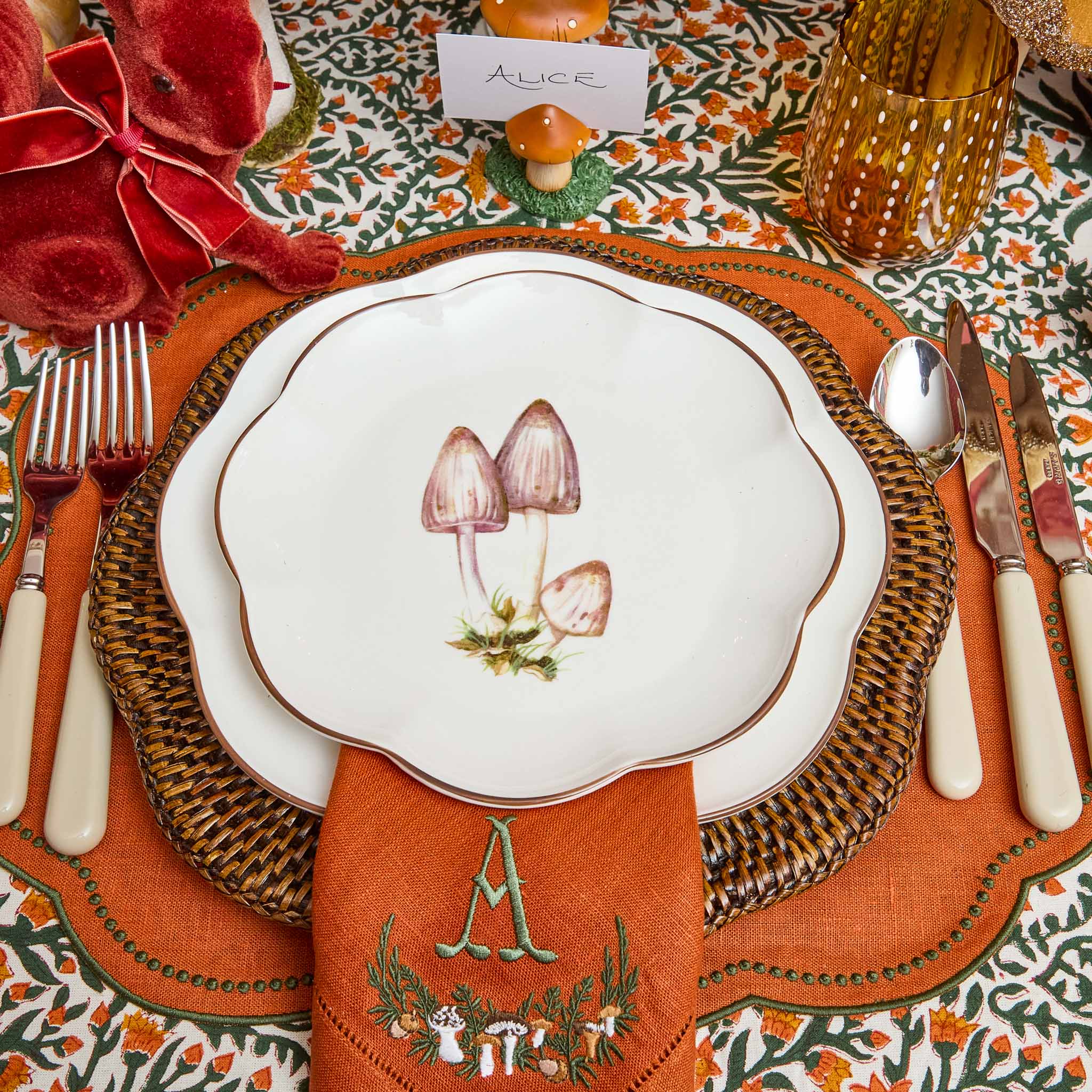 Scalloped Mushroom Starter Plate (Grey)