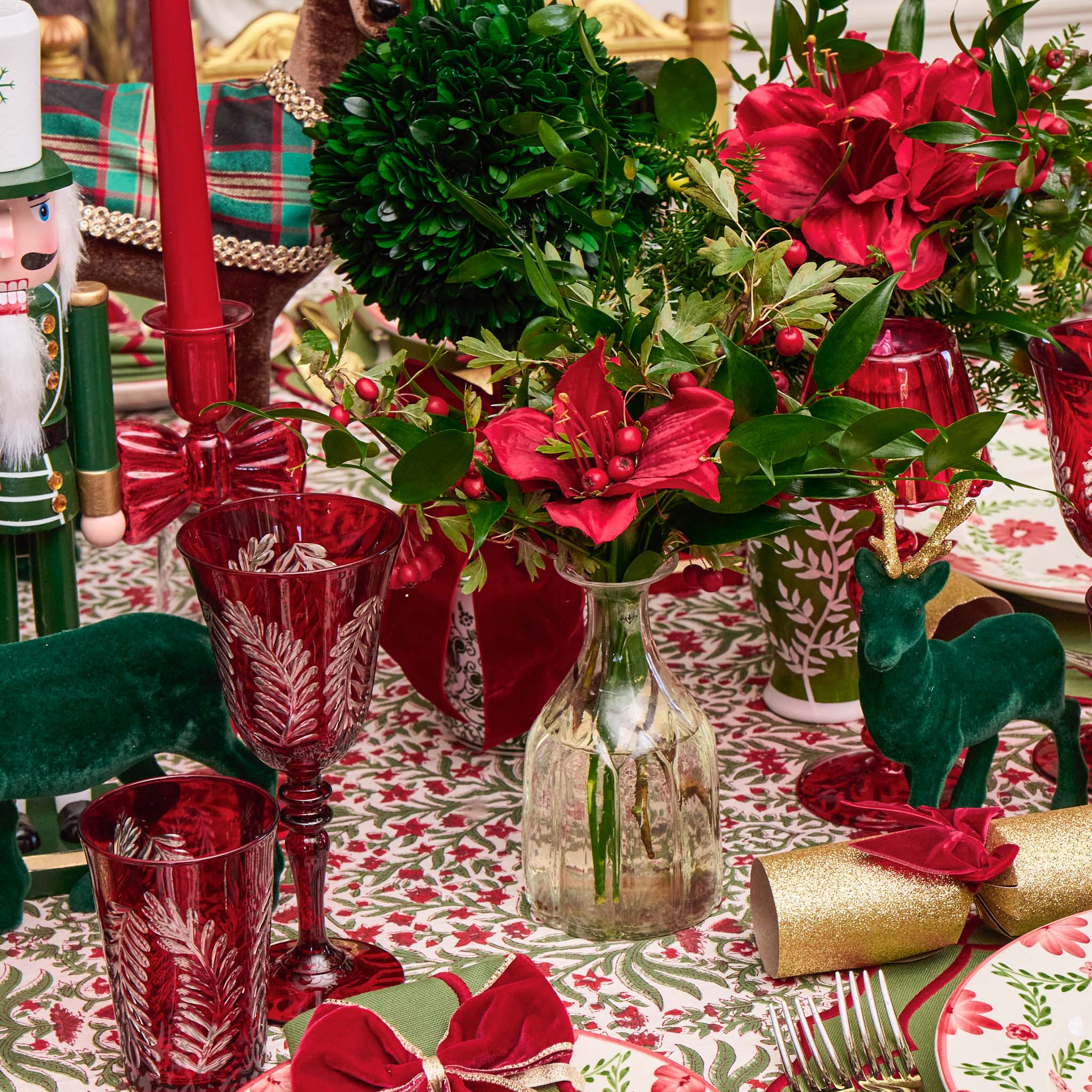 Brigitte Red Garland Engraved Glassware (Set of 8)