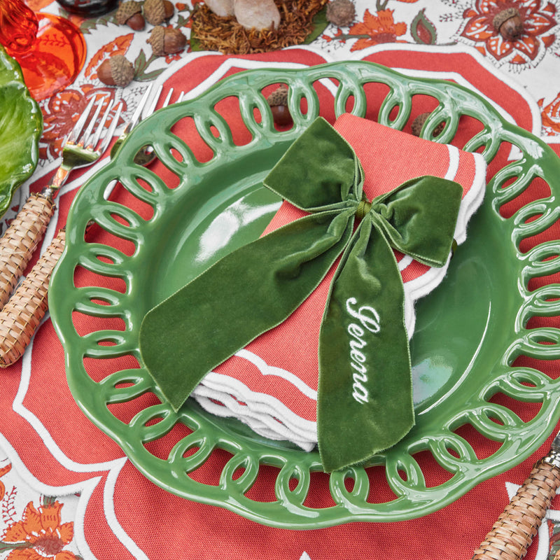 Elevate your dining ambiance with the timeless allure of the Personalizable Forest Green Napkin Bow, featuring a bow that brings a sense of sophistication and a personalized message to your dining experience.