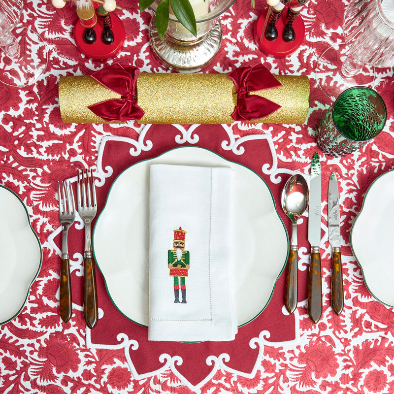 Create a warm and welcoming atmosphere with these festive placemats.